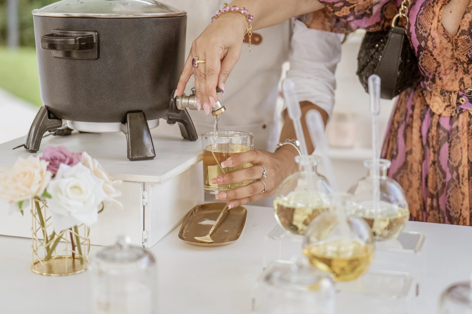 L'artigiana di Ceravamo esegue la colata a caldo della cera di soia durante il ricevimento