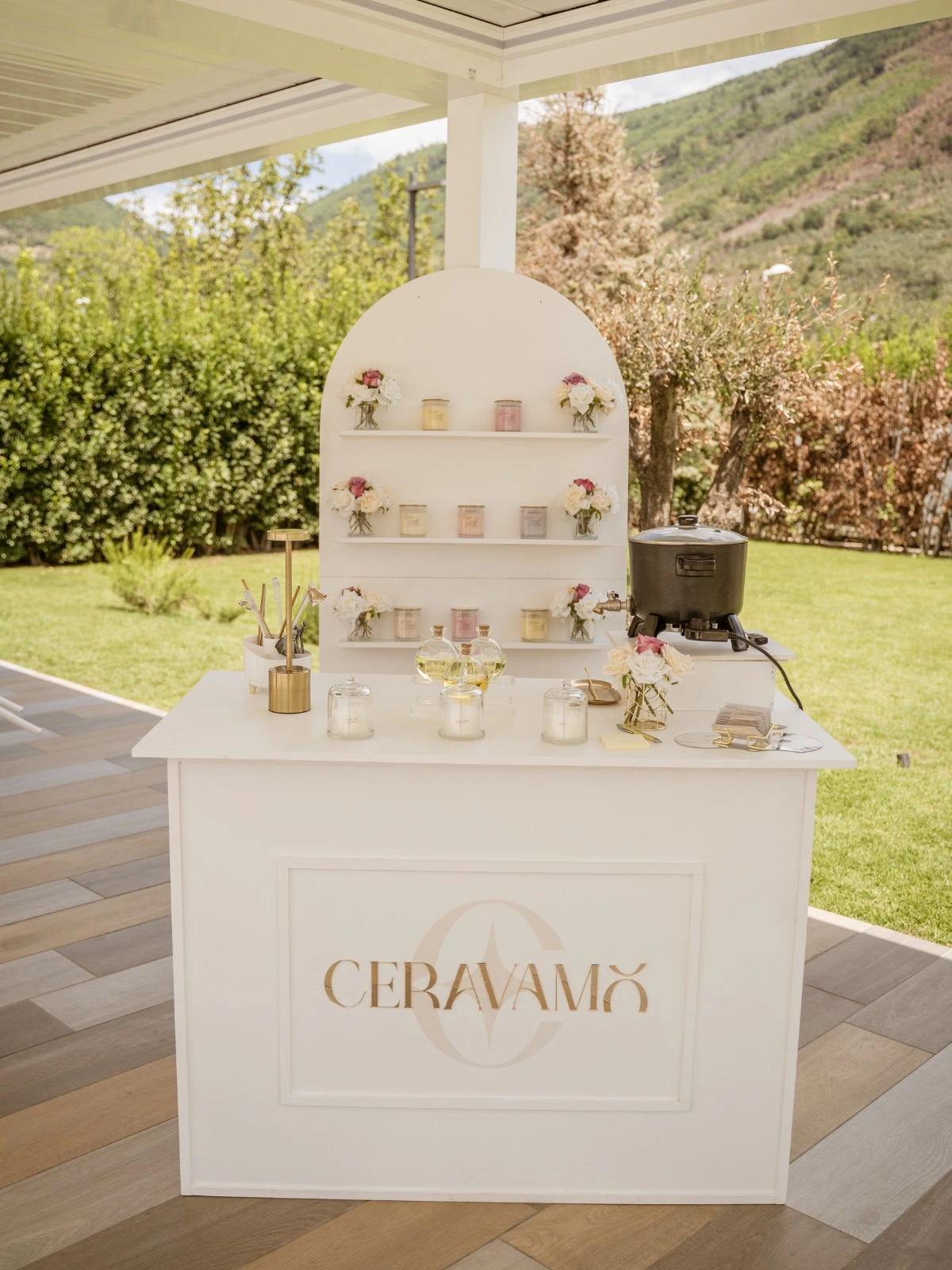 Postazione dal vivo per la colata della cera di soia durante il ricevimento nuziale